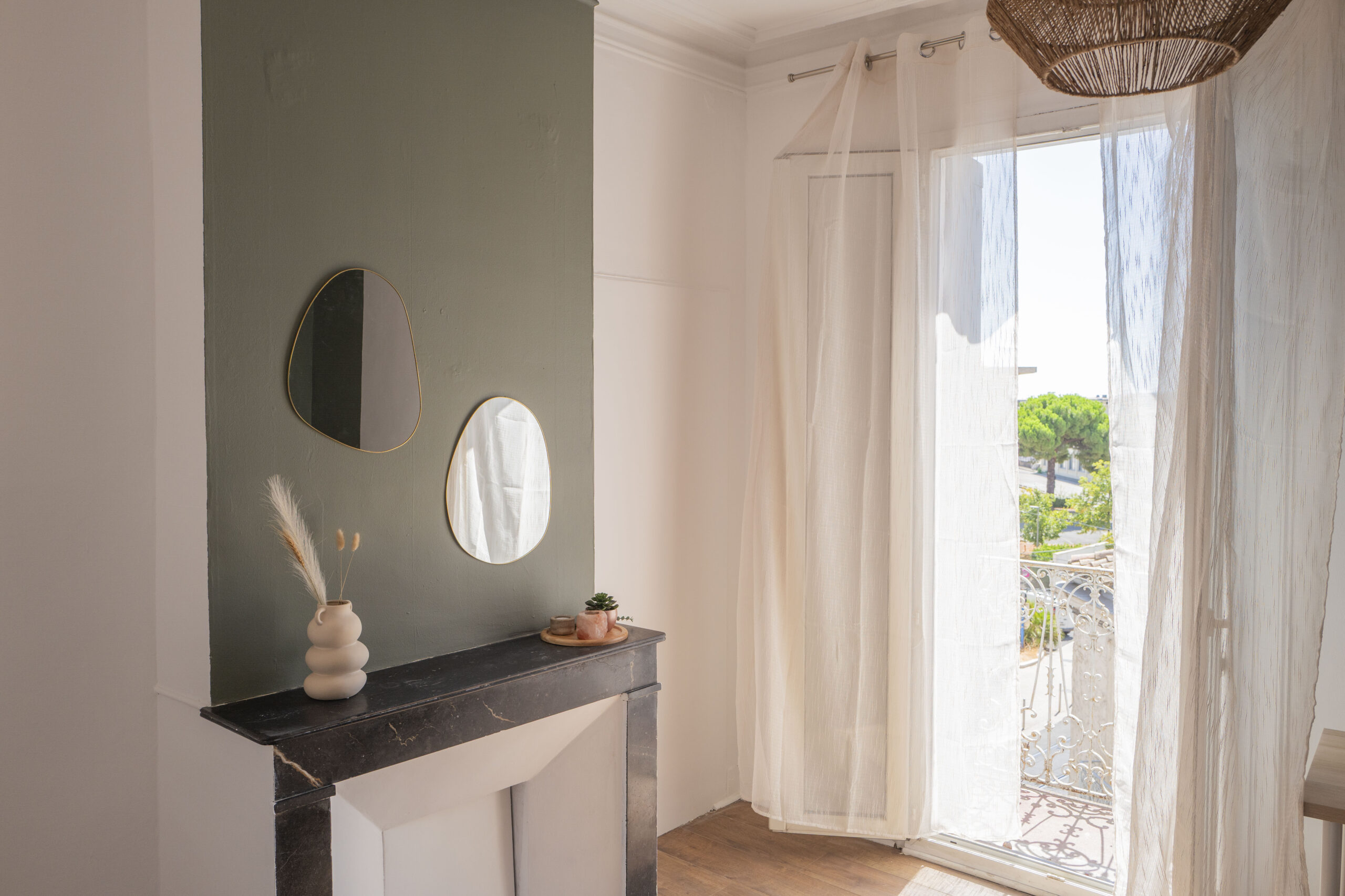 Chambre avec mur vert-de-gris et cheminée en marbre, rénovation d'un appartement haussmannien à Montpellier