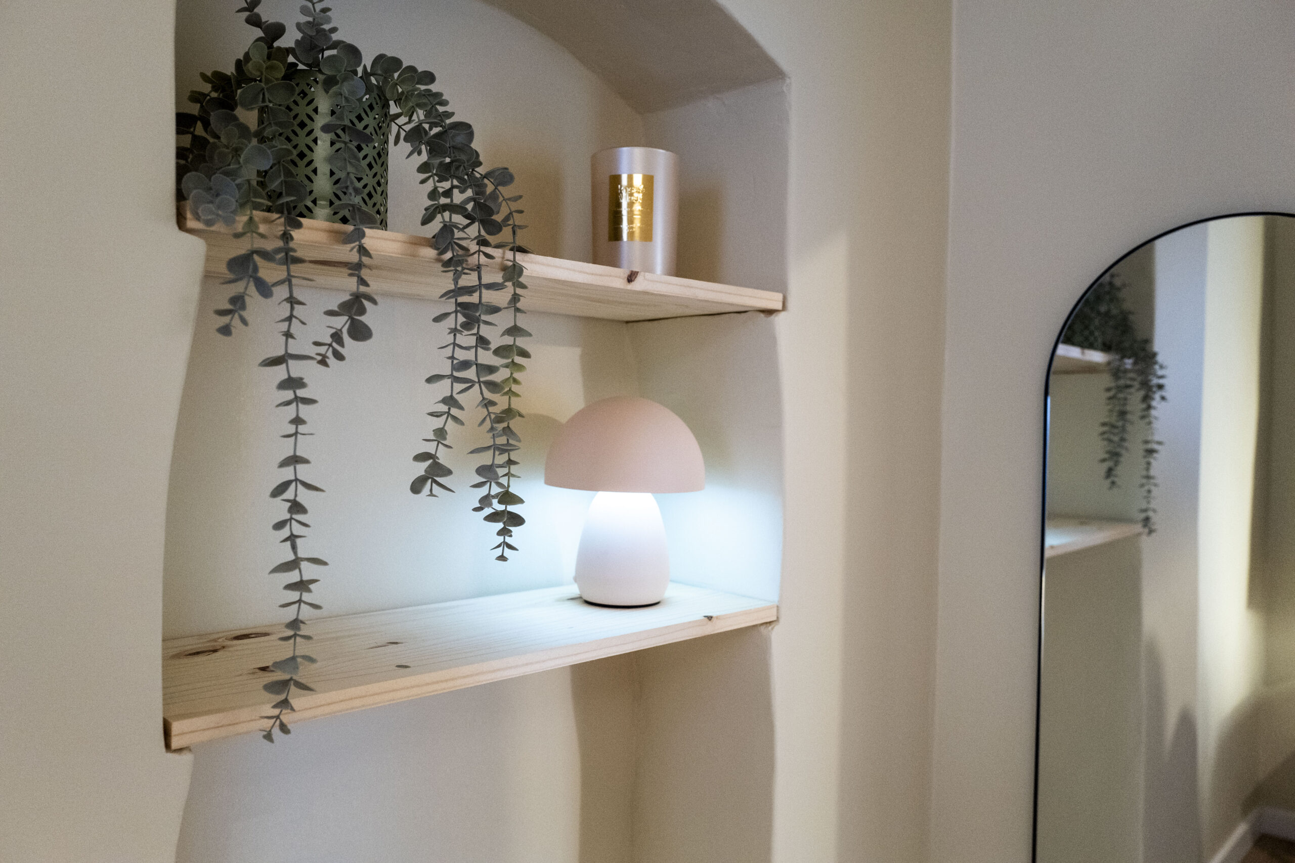 Niche décorative avec étagères et plantes dans une chambre rénovée, appartement haussmannien Montpellier